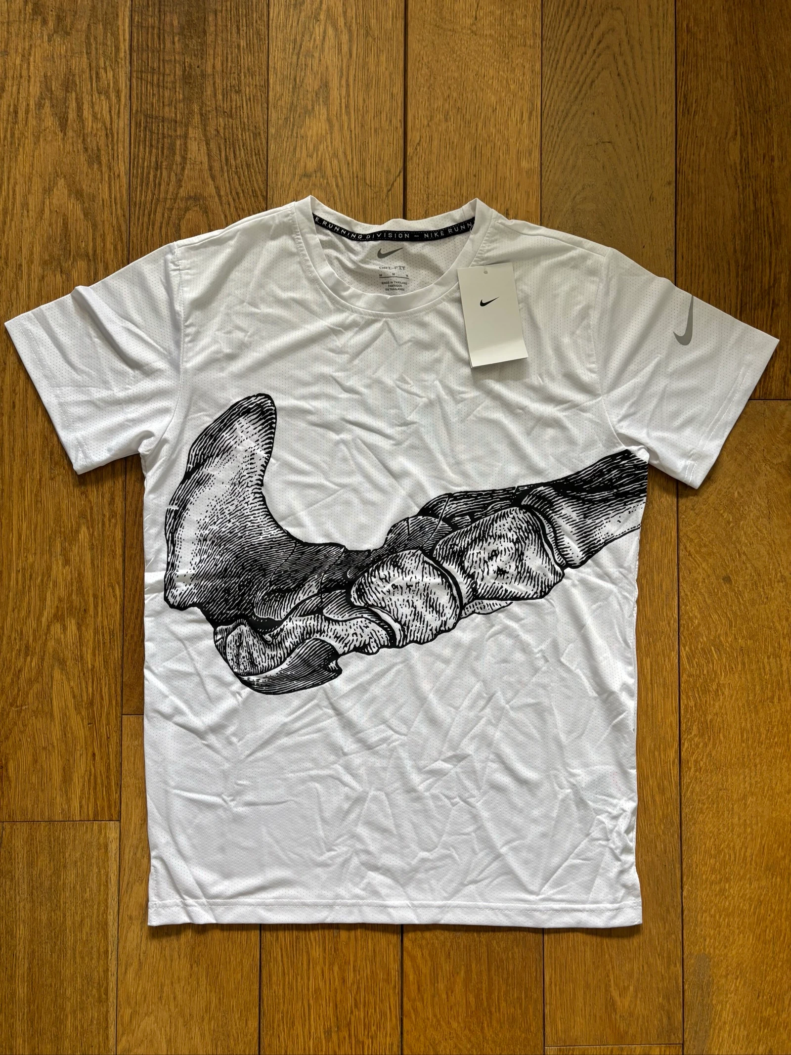 T shirt de sport Nike dri-fit blanc avec motif de squelette S